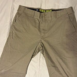 Men’s Lee Extreme Comfort khaki pants excellent condition size 42 x 32